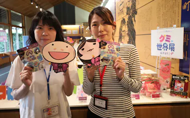 企画した掛川市二の丸美術館の飯田杏子さん㊧と宇野芽久美さん