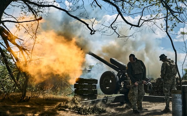 ウクライナ東部のバフムト近郊では激しい戦闘が続いている（１２日、砲撃するウクライナ兵）＝ＡＰ
