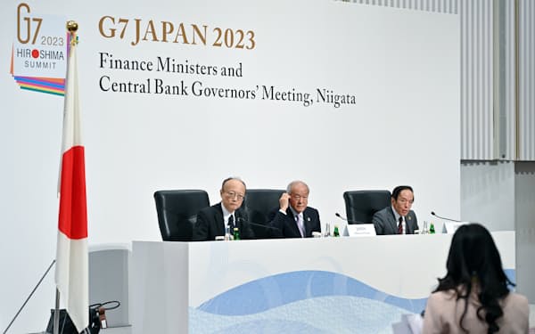G7財務相・中央銀行総裁会議が閉幕し、記者会見する鈴木財務相㊥と日銀の植田総裁㊨ら(13日、新潟市)