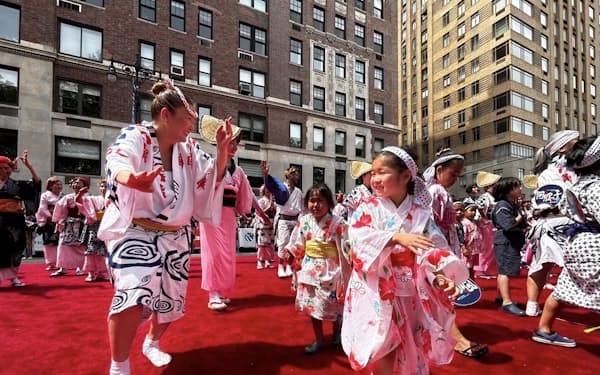 日本の伝統芸能から現代の文化まで紹介するパレードを開催した（13日、ニューヨーク）