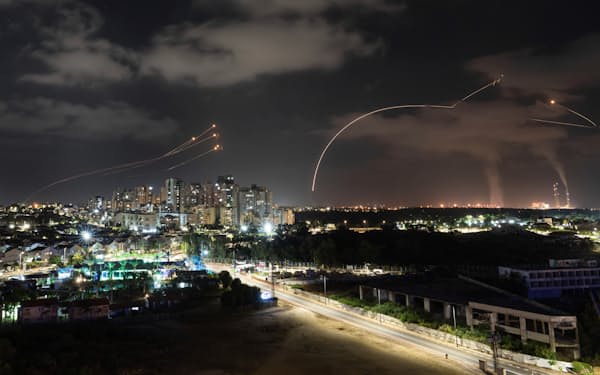 防空システムのミサイルが飛ぶイスラエルの夜空（１３日、ガザ周辺）＝ＡＰ