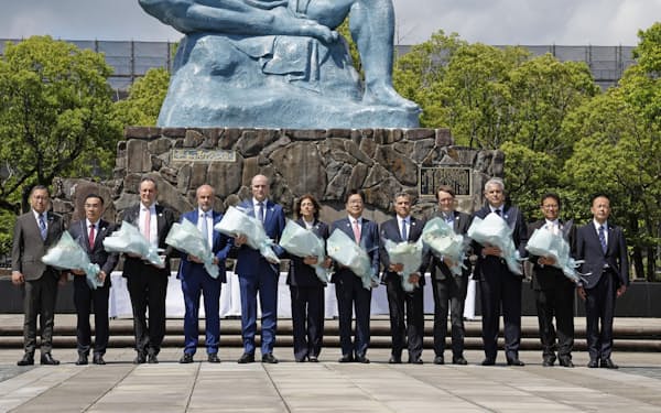 G7保健相会合を終え、平和公園を訪れ献花に臨む各国の閣僚ら（14日午後、長崎市）=共同