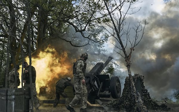 ウクライナ東部のバフムト近郊では戦闘が激しさを増している（１２日、砲撃するウクライナ兵）＝ＡＰ