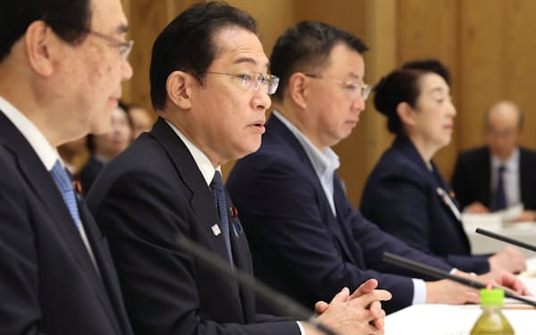 経済財政諮問会議で発言する岸田首相（15日午前、首相官邸）