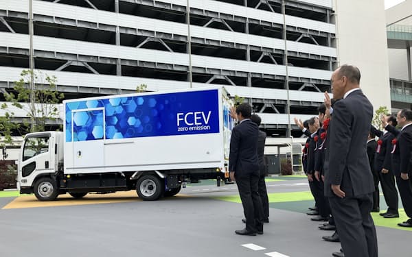 今回導入された燃料電池小型トラック（15日、東京都江東区）