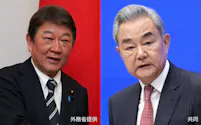茂木敏充外相㊧と中国の王毅外相は短時間接触した