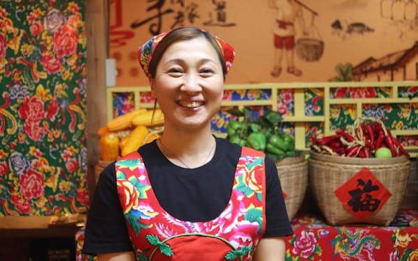 滕記鉄鍋炖の興さんは、地元の東北地方の料理をそのままに提供する(4月、埼玉県川口市)