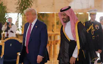 サウジアラビアを訪問したトランプ米大統領㊧と同国のムハンマド皇太子(2025年5月)=ロイター
