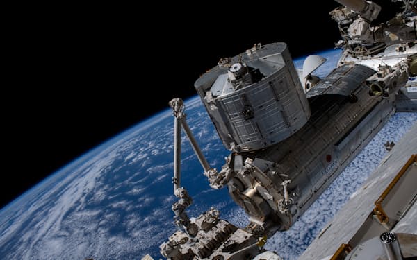 国際宇宙ステーションの実験棟「きぼう」の船外で実験した＝JAXA/NASA提供