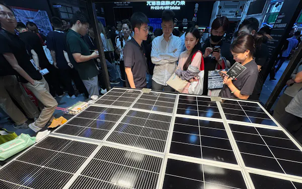 中国は太陽光パネルで世界シェア8割を握る(6月上旬、上海市で開かれた展示会)