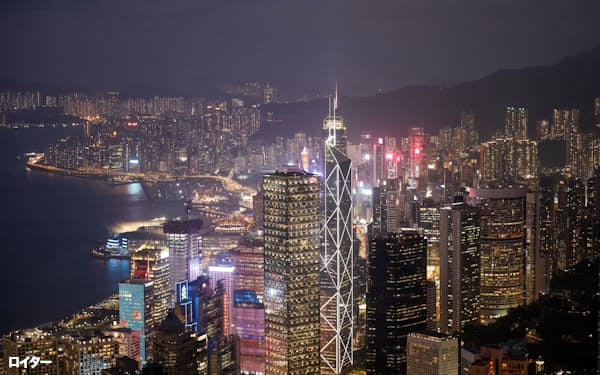 アジアマネーも日本を目指し始めている(香港の夜景)=ロイター