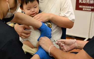 新型コロナウイルスのワクチンを接種する幼児(25日、東京都港区)