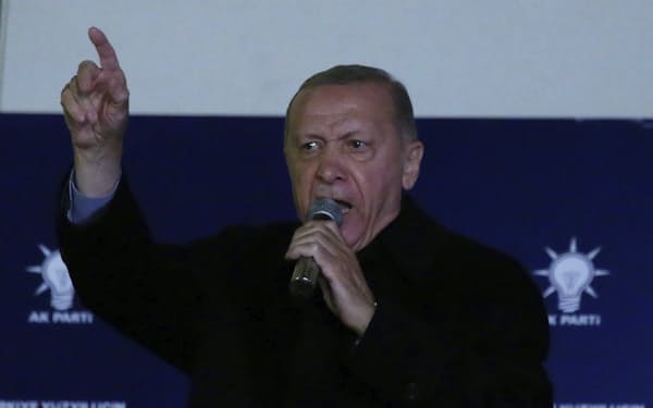 アンカラで演説するトルコのエルドアン大統領（15日）＝ＡＰ
