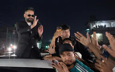 インドが勢力圏とみなしてきたネパールでは、元ラッパーのシャハ氏が新首相となった(写真左、3月)=ロイター