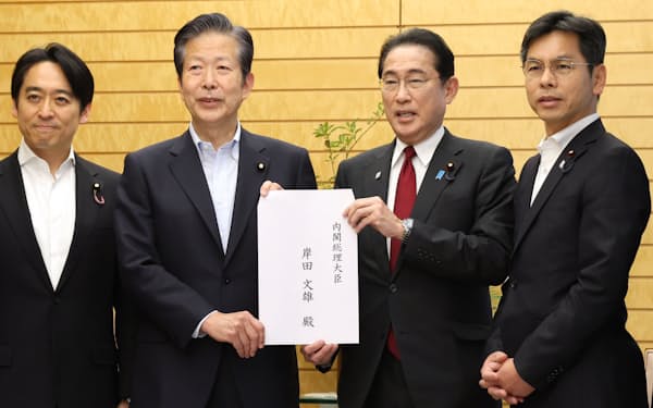 公明党の山口代表(中央左)から核廃絶推進に関する提言を受け取る岸田首相(16日、首相官邸)