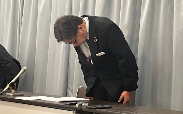 記者会見で謝罪する日本旅行の舘常務（16日、愛知県庁）