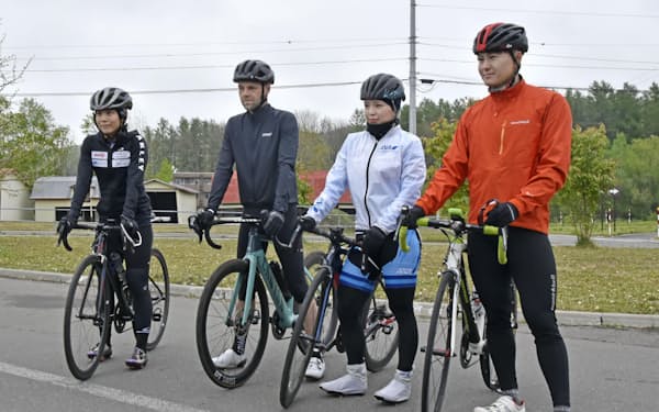 北海道音更町で自転車トレーニングに臨む（左から）高木美帆、デビット・コーチ、佐藤綾乃、村上右磨（16日）＝共同