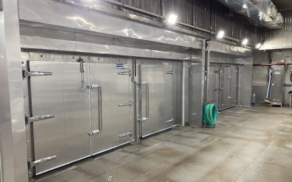 焼津プラント（静岡県焼津市）では原料を解凍する解凍庫を3機から7機に増やし生産効率を高めた
