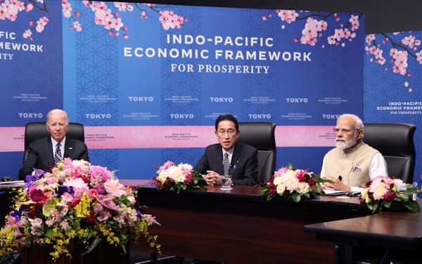 インド太平洋経済枠組み（ＩＰＥＦ）の発足会合で発言する岸田文雄首相。左はバイデン米大統領、右はインドのモディ首相（2022年5月、東京都港区）