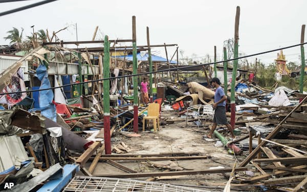 サイクロンによって多数の家屋が破壊された(16日、ミャンマー西部ラカイン州)=AP