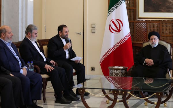 イランのライシ大統領㊨は訪問先のシリアでパレスチナの「イスラム聖戦」幹部と会った（イラン大統領府提供）＝ロイター