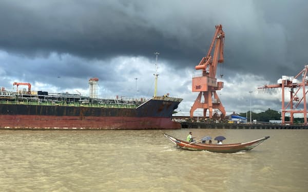ヤンゴンの港湾に停泊する大型貨物船（2022年8月）