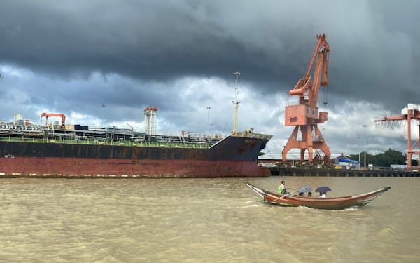 ヤンゴンの港湾に停泊する大型貨物船(2022年8月)