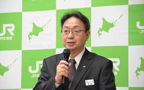 記者会見したJR北海道の綿貫社長(17日、札幌市)