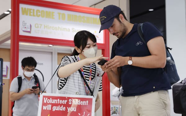 JR広島駅を訪れた外国人を案内する学生ボランティア(17日午前)