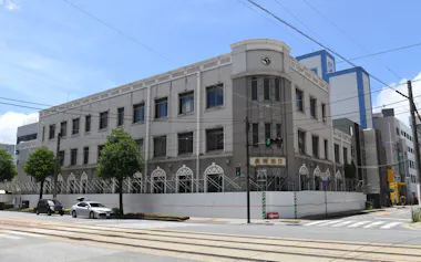 解体工事用のフェンスで囲われた長崎銀行旧本店ビル(7月、長崎市)