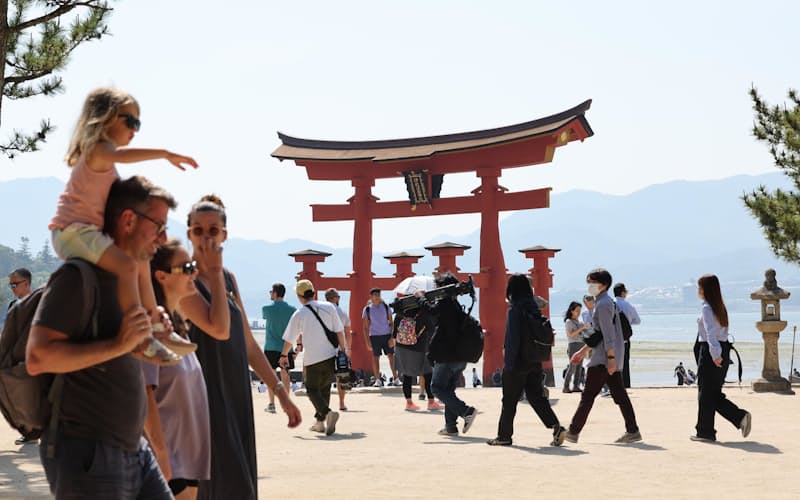 宮島の厳島神社付近を歩く観光客(17日午後、広島県廿日市市)