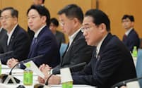 こども未来戦略会議で発言する岸田首相(17日、首相官邸)