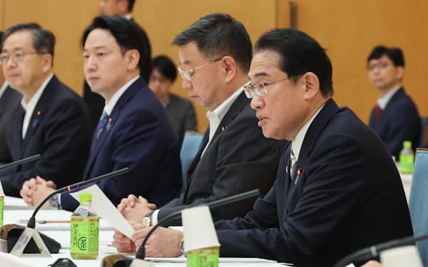 こども未来戦略会議で発言する岸田首相(17日、首相官邸)