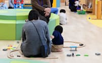 子育て支援施設を利用する親子連れ