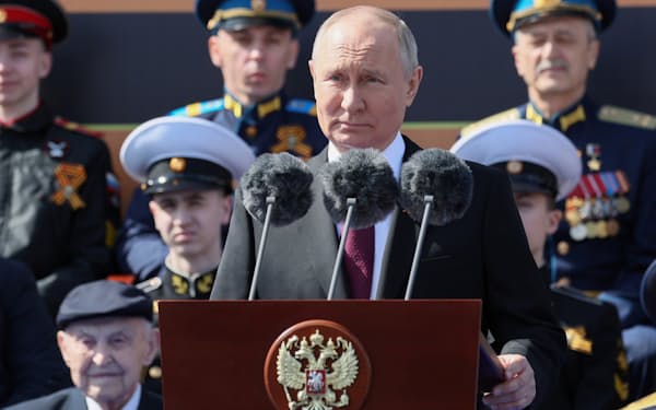 プーチン大統領は９日の対ドイツ戦勝記念日の演説でウクライナ侵攻を継続する方針を強調した（モスクワの赤の広場）＝ＡＰ