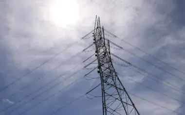 猛暑による冷房需要の増加に加えて、太陽光発電の出力が夕方に急減したことで電力市場の需給は逼迫している