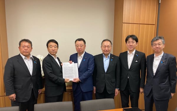 自民党の有志グループ「日本の尊厳と国益を護る会」（青山繁晴代表）は18日、核抑止に関する提言を松野博一官房長官に提出した