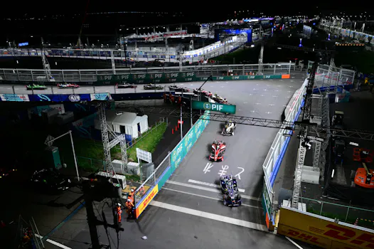 初のナイトレースとして開催された「フォーミュラE」東京大会(25日、東京都江東区) 初のナイトレースとして開催された「フォーミュラE」東京大会(25日、東京都江東区)