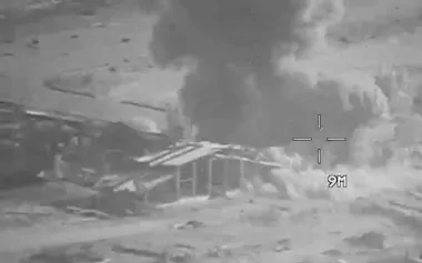 イラン軍事施設とされる場所から立ち上がる煙(米中央軍が23日公開した映像より)=ロイター