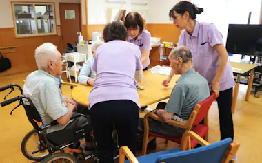 レクリエーションの時間を楽しむ粟島浦村通所介護センターの利用者(7月、新潟県粟島浦村)