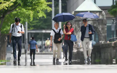 厳しい暑さで路面に現れた逃げ水(7月23日、東京都千代田区)