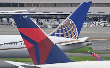 米デルタ航空(手前)と米ユナイテッド航空の機体(羽田空港)