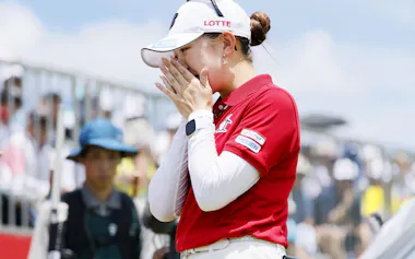通算22アンダーでツアー初優勝を果たし、涙ぐむ加藤麗奈=共同