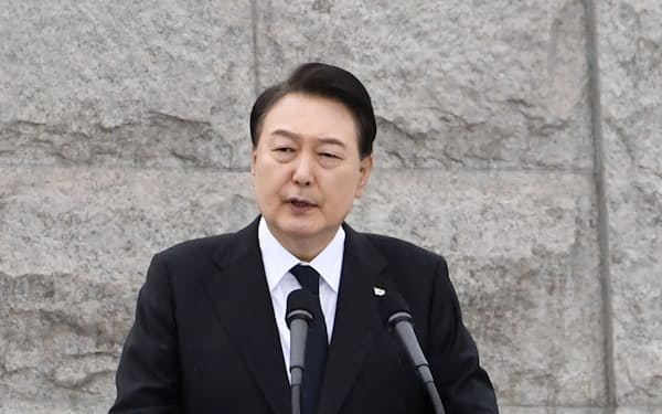 18日、韓国・光州の国立墓地で開かれた式典で演説する尹錫悦大統領（共同）
