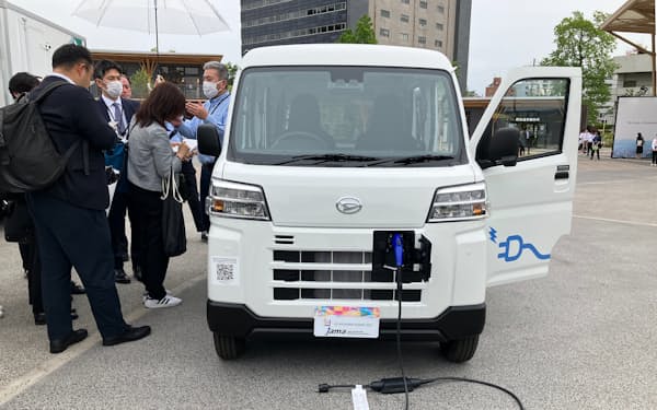 スズキ・ダイハツ・トヨタ共同開発の軽商用EVは注目を集めた（18日、広島市）