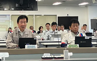 対策本部長として訓練に参加した東京ガスの笹山晋一社長㊧(27日、東京都港区)