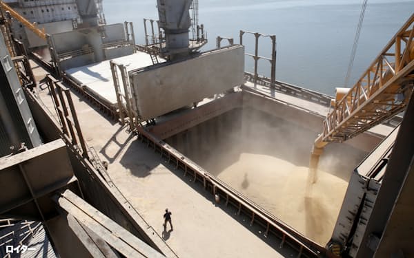 ウクライナ産の穀物を運ぶ船が通過する黒海海上の「穀物回廊」の関係国による合意が2カ月間延長となった=ロイター