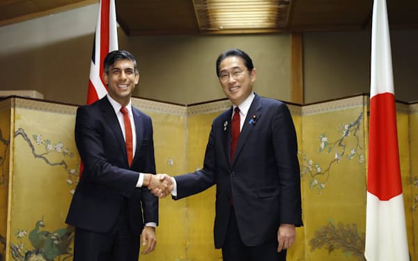 日英首脳ワーキングディナーを前に、握手を交わす岸田首相と英国のスナク首相（18日午後、広島市）＝代表撮影
