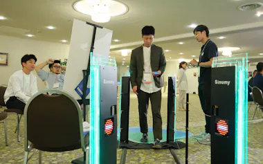 自社開発のゲート(写真手前)だけでなく改札機メーカーの製品に技術を取り入れてもらうことも検討する=ICCサミット提供