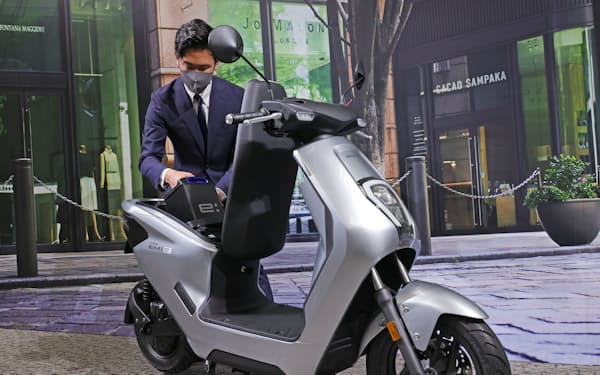 ホンダが発売する電動二輪車「EM1 e:」。シート下にバッテリーが入る（19日、東京都港区）